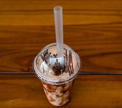 milk shake de ovomaltine com calda de chocolate milk shake de ovomaltine com calda de chocolate