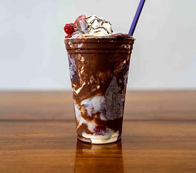 sundae de massa mista com creme de avelã e confete sundae de massa mista com creme de avelã e confete