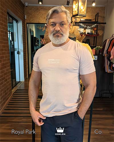 camiseta clara e bermuda escura camiseta clara e bermuda escura
