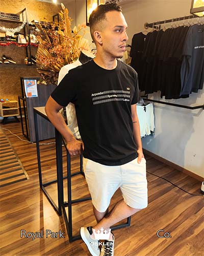 camiseta preta e bermuda branca camiseta preta e bermuda branca