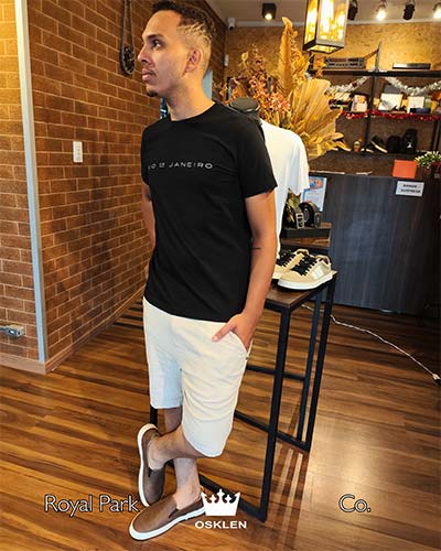 camiseta preta e bermuda branca camiseta preta e bermuda branca