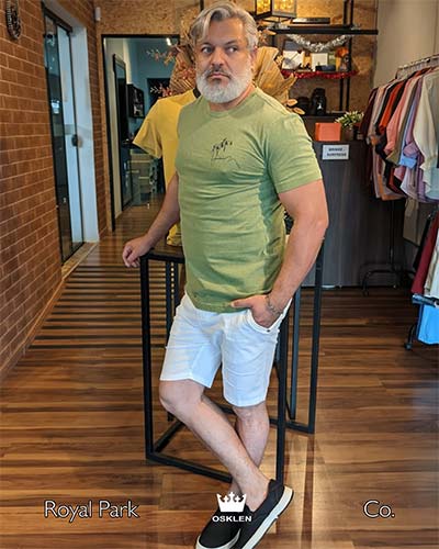 camiseta verde clara com bermuda branca camiseta verde clara com bermuda branca