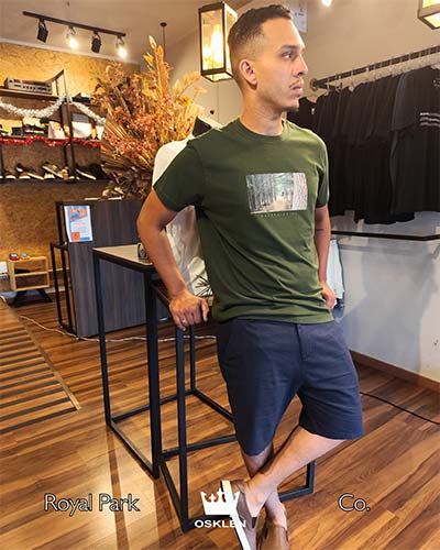 camiseta verde escura e bermuda jeans camiseta verde escura e bermuda jeans