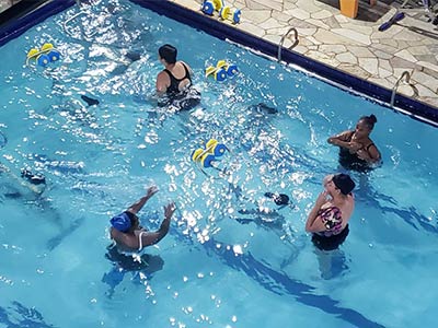 Piscina para a prática de hidroginástica Aula de hidroginástica em piscina