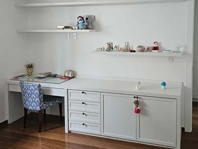 Escrivaninha, prateleira e gabinete escrivaninha para home office