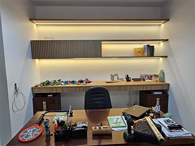 Mesa, bancada e prateleira móveis para home office