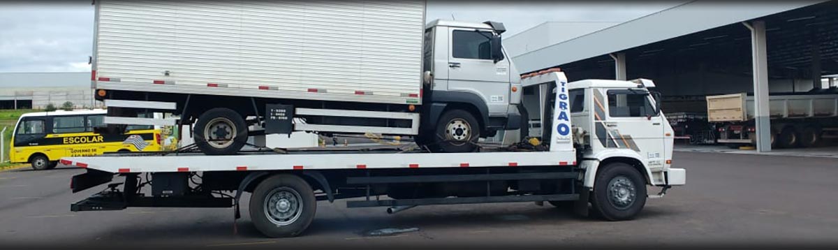 Guinchamos diversos tipos de veículos Caminhão de pequeno porte sendo guinchado
