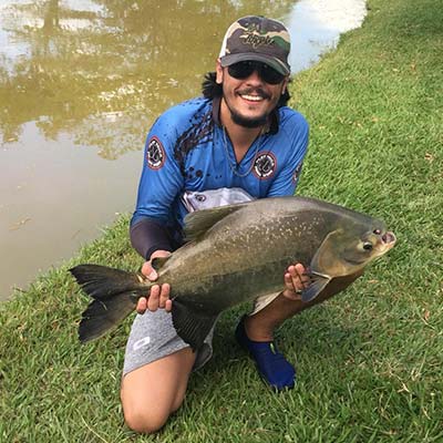 Rapaz com peixe Homem com peixe