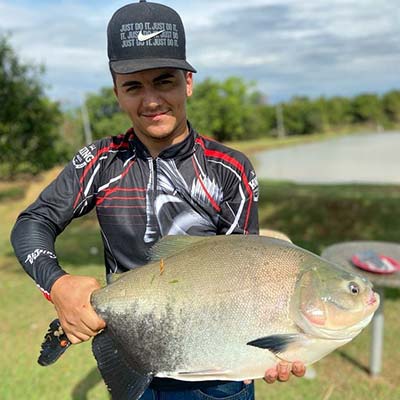 Rapaz com peixe Rapaz com peixe