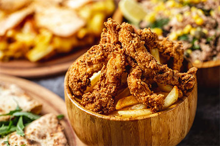 buffet com pratos inspirados no cardápio de pesqueiro peixe frito