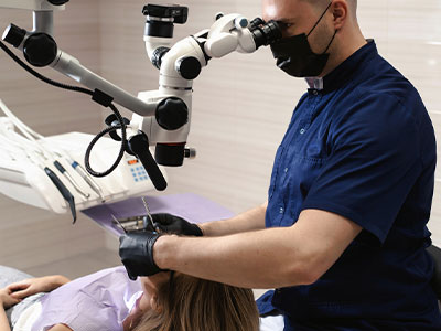 Utilização de microscópio operatório e laser Utilização de microscópio operatório e laser