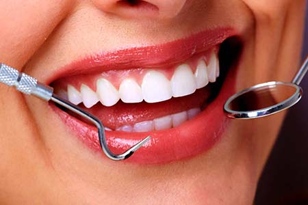 Serviços de estética dental lente de contato para os dentes e clareamento dentário