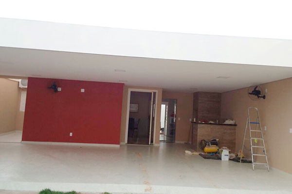 Varanda em estrutura metálica coberta com forro de gesso Varanda em estrutura metálica coberta com forro de gesso