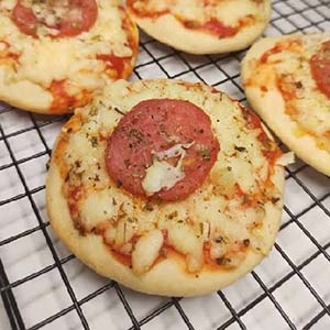 Mini pizza de calabresa Mini pizza de calabresa