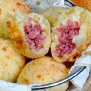 Pão de queijo com calabresa Pão de queijo com calabresa