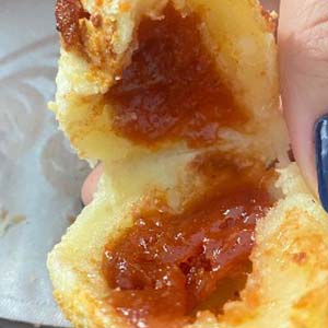 Pão de queijo com goiabada Pão de queijo com goiabada