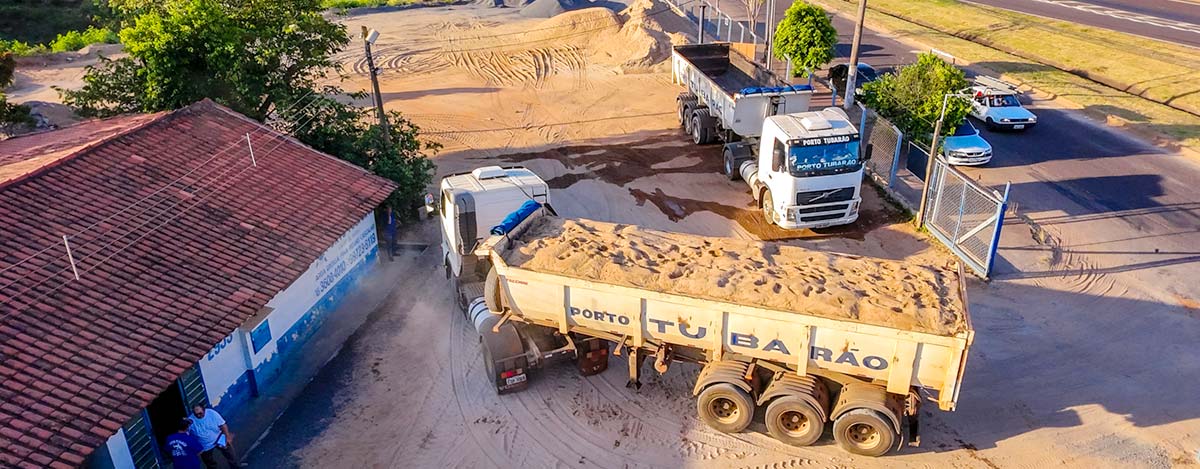 Frota de caminhões do Porto de Areia Tubarão Caminhões