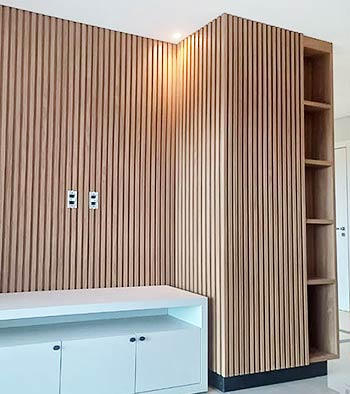 painel ripado com prateleiras e aparador painel ripado com prateleiras e aparador