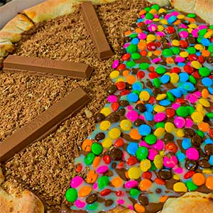 pizza com confeitos coloridos pizza com confeitos coloridos