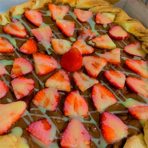 pizza de chocolate com morangos pizza de chocolate com morangos