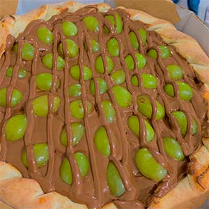 pizza de chocolate com uvas verdes pizza de chocolate com uvas verdes