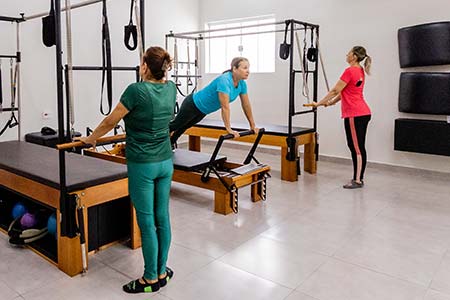 Reeducação postural e alívio das dores com acompanhamento profissional pilates clínico