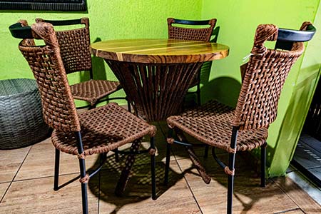 Conjunto de mesa e cadeiras com acabamento em fibra sintética conjunto de mesa e cadeiras com acabamento em fibra sintética