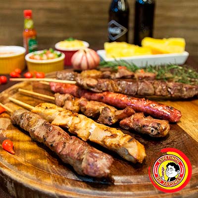 espetinhos de carne espetinhos de carne