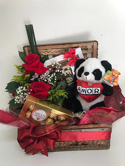 Baú Amor com Arranjo de rosas colombianas pelúcia e chocolates