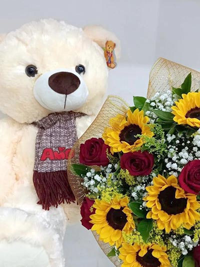 Buquê de Rosas com Girassol com Pelúcia