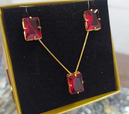 conjunto com brincos e colar quadrado conjunto com brincos e colar quadrado