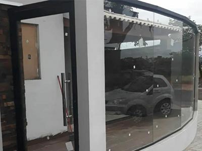 Portão em esquadria de alumínio e fechadura eletrônica Portão em esquadria de alumínio e fechadura eletrônica