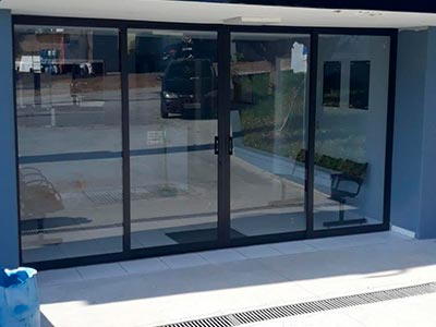 Porta em esquadria de alumínio Porta em esquadria de alumínio