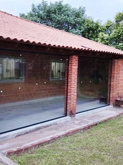 fechamento em área com porta de vidro fechamento em área com porta de vidro