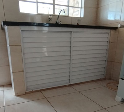 fechamento em alumínio com portas de correr fechamento em alumínio com portas de correr