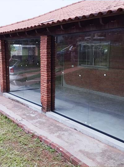 fechamento em área com porta de vidro fechamento em área com porta de vidro