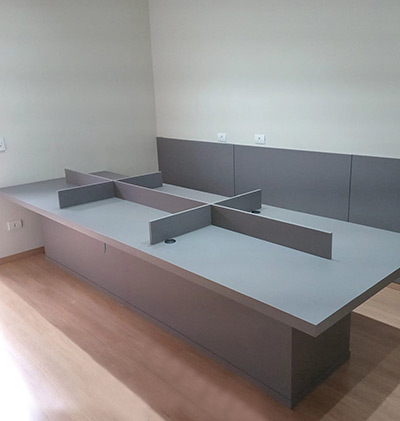 mesa com divisórias mesa com divisórias