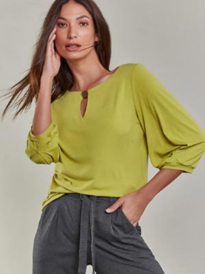 Blusa com decote Blusa com decote