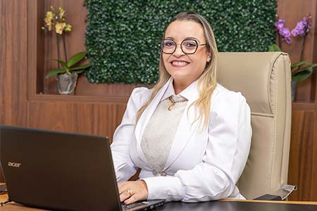 Médica Infectologista e Tricologista | CRM-SP: 161.858 | RQE-SP: 77.319 CRM-MS: 7890 | RQE-MS: 6.222 Camila Mendonça Bravo