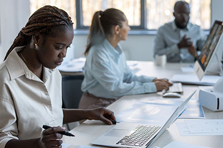 Desvalorização no trabalho e na educação desvalorização da pessoa negra