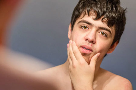 Conflitos relacionados à puberdade e à descoberta da identidade adolescente com conflitos relacionados à puberdade e à descoberta da identidade