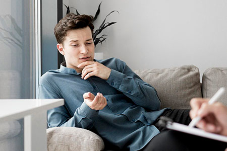Psicoterapia para adolescentes adolescente fazendo terapia