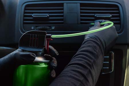 Higienização completa contra mau cheiro e bactérias no ar-condicionado do carro higienização do carro