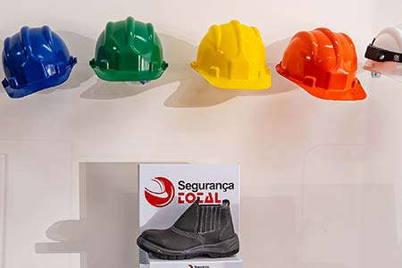 capacetes e sapatos de segurança