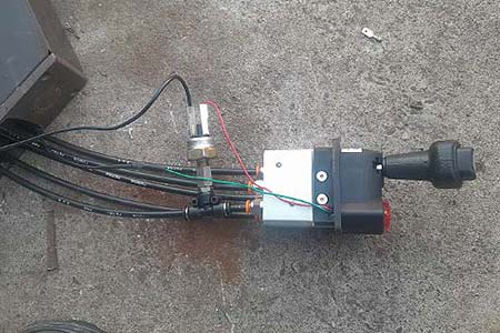 instalação de segurança caçamba com joystick