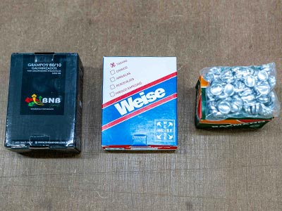 grampos, tachas e lantejoulas