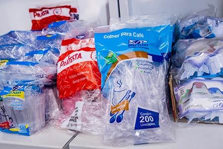 colheres para café e suporte para copinhos