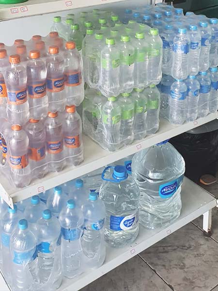garrafas de água com e sem gás garrafas de água com e sem gás