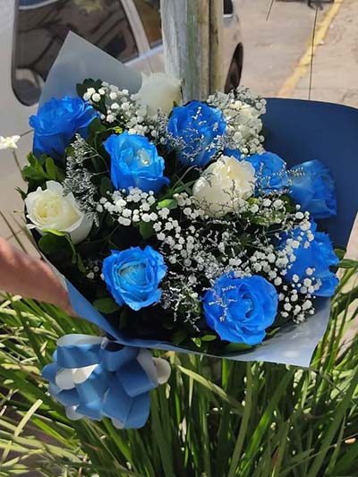 buquê de rosas azuis e brancas