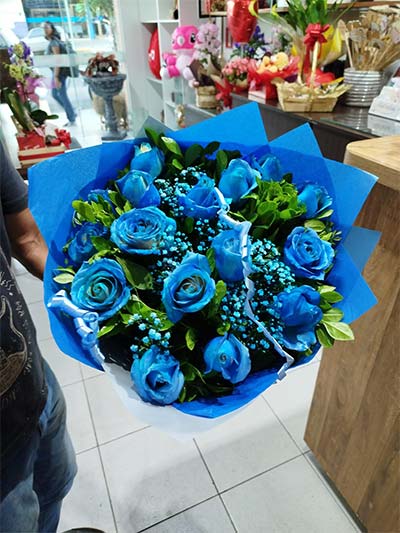 buquê com flores azuis